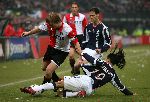 Rotterdam, 5 februari 2006  Seizoen 2005/2006 Kompetitiewedstrijd Feyenoord-AJAX, eindstand 3-2
Dirk Kuyt in duel met Urby Emanuelson
©Edwin van Zandvoort
