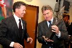 Eindhoven 04 Februari 2006 Guus Hiddink krijgt de troffee voor coach van het jaar .