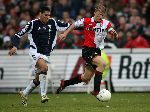 Rotterdam, 5 februari 2006  Seizoen 2005/2006 Kompetitiewedstrijd Feyenoord-AJAX, eindstand 3-2
Dirk Kuyt in duel met Hedwiges Maduro
©Edwin van Zandvoort