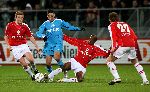Utrecht, 8 Februari 2006 Kompetitiewedstrijd FC Utrecht-PSV, eindstand 1-2 door 2 doelpunten van Jefferson Farfan
Seizoen 2005/2006 
Ismail Aissati tussen Tiendalli en Hans Somers