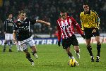 Eindhoven,11 Februari 2006 Kompetitiewedstrijd PSV-Heracles, eindstand 1-0 Seizoen 2005/2006
Ismail Aissati in duel met Mika Nurmela Op de achtergrond scheidsrechter Bas Nijhuis