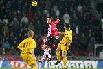 Eindhoven, 4 februari 2006  Seizoen 2005/2006 Kompetitiewedstrijd PSV-Roda JC, eindstand 3-2
Jan Vennegoor of Hesselink in een luchtduel
©Edwin van Zandvoort