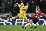 Eindhoven, 4 februari 2006  Seizoen 2005/2006 Kompetitiewedstrijd PSV-Roda JC, eindstand 3-2
Jason Culina in duel met Bodor
©Edwin van Zandvoort