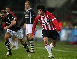 Eindhoven,11 Februari 2006 Kompetitiewedstrijd PSV-Heracles, eindstand 1-0 Seizoen 2005/2006
De nieuwe Amerikaan Lee Nguyen in zijn eerste wedstrijd voor PSV in duel met Nika Nurmela