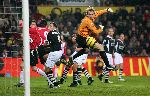 Eindhoven,11 Februari 2006 Kompetitiewedstrijd PSV-Heracles, eindstand 1-0 Seizoen 2005/2006
Doelman Martin Pieckenhagen is de situatie meester