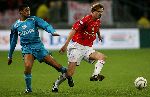 Utrecht, 8 Februari 2006 Kompetitiewedstrijd FC Utrecht-PSV, eindstand 1-2 door 2 doelpunten van Jefferson Farfan
Seizoen 2005/2006 
Dave v d Bergh in duel met Michael Reiziger