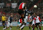 Rotterdam, 5 februari 2006  Seizoen 2005/2006 Kompetitiewedstrijd Feyenoord-AJAX, eindstand 3-2
Patrick Paauwe klimt boven Hedwiges Maduro
©Edwin van Zandvoort