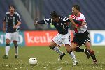 Rotterdam, 5 februari 2006  Seizoen 2005/2006 Kompetitiewedstrijd Feyenoord-AJAX, eindstand 3-2
Patrick Paauwe in duel met Mauro Rosales
©Edwin van Zandvoort