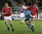 Utrecht, 8 Februari 2006 Kompetitiewedstrijd FC Utrecht-PSV, eindstand 1-2 door 2 doelpunten van Jefferson Farfan
Seizoen 2005/2006 
Phillip cocu in duel met Bas Mooij en Hans somers
