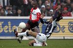 Rotterdam, 5 Februari 2006 Kompetitiewedstrijd Feyenoord-AJAX, eindstand 3-2 Seizoen 2005/2006
Romeo Castelen in duel met Urby Emanuelson