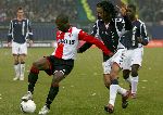 Rotterdam, 5 februari 2006  Seizoen 2005/2006 Kompetitiewedstrijd Feyenoord-AJAX, eindstand 3-2
Romeo Castelen in duel metUrby Emanuelson
©Edwin van Zandvoort
