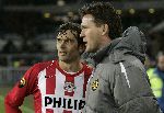 Eindhoven, 4 februari 2006  Seizoen 2005/2006 Kompetitiewedstrijd PSV-Roda JC, eindstand 3-2
Ruud Hesp in gesprek met Phillip Cocu
©Edwin van Zandvoort