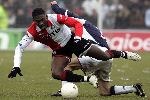 Rotterdam, 5 Februari 2006 Kompetitiewedstrijd Feyenoord-AJAX, eindstand 3-2 Seizoen 2005/2006
Salomon Kalou wordt onderuit gehaald
