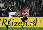 Eindhoven,11 Februari 2006 Kompetitiewedstrijd PSV-Heracles, eindstand 1-0 Seizoen 2005/2006
Timmy Simons in duel met Rob Maas