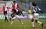 Rotterdam, 5 februari 2006  Seizoen 2005/2006 Kompetitiewedstrijd Feyenoord-AJAX, eindstand 3-2
Jonathan De guzman in duel met Wesley Sneyder
©Edwin van Zandvoort
