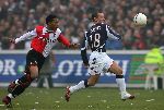 Rotterdam, 5 februari 2006  Seizoen 2005/2006 Kompetitiewedstrijd Feyenoord-AJAX, eindstand 3-2
Wesley Sneyder in duel met Jonathan De Guzman
©Edwin van Zandvoort