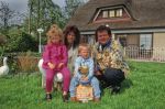Vinkeveen, 14 Mei 1997
Andre Hazes met zijn 2 jongste kinderen Roxanne Hazes en Andre Hazes Jr. en vrouw Rachel Hazes bij hun woonhuis