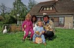 Vinkeveen, 14 Mei 1997
Andre Hazes met zijn 2 jongste kinderen Roxanne Hazes en Andre Hazes Jr. en vrouw Rachel Hazes bij hun woonhuis