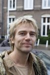 Amsterdam 28 december 2006
Premiere de reuzenkrokodil. Merlijn Kamerling verstopt zich achter zijn vader Antonie