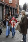 Amsterdam 28 december 2006
Premiere de reuzenkrokodil. Merlijn Kamerling verstopt zich achter zijn vader Antonie en moeder Isa Hoes