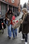 Amsterdam 28 december 2006
Premiere de reuzenkrokodil. Merlijn Kamerling verstopt zich achter zijn vader Antonie en moeder Isa Hoes