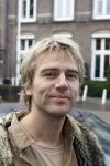 Amsterdam 28 december 2006
Premiere de reuzenkrokodil. Merlijn Kamerling verstopt zich achter zijn vader Antonie