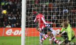 Eindhoven, 20 Januari 2007 Eerste wedstrijd na winterstop Kompetitiewedstrijd tussen PSV-SC Heerenveen, eindstand 3-1 Seizoen2006/2007
Jefferson Farfan komt net te laat
Doelman Brian Vanderbuschhe is de situatie meester