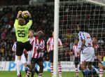 Eindhoven, 20 Januari 2007 Eerste wedstrijd na winterstop Kompetitiewedstrijd tussen PSV-SC Heerenveen, eindstand 3-1 Seizoen2006/2007
Arouna Kone komt net te laat
Doelman Brian Vanderbuschhe is de situatie meester