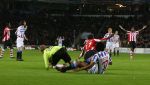 Eindhoven, 20 Januari 2007 Eerste wedstrijd na winterstop Kompetitiewedstrijd tussen PSV-SC Heerenveen, eindstand 3-1 Seizoen2006/2007
Jefferson Farfan wordt onderuit gehaald en krijgt een penalty
Doelman Brian Vanderbuschhe Calvin Jong-A-Pin kreeg rood