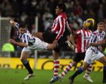 Eindhoven, 20 Januari 2007 Eerste wedstrijd na winterstop Kompetitiewedstrijd tussen PSV-SC Heerenveen, eindstand 3-1 Seizoen2006/2007
Carlos Salcido in duel met Jakob Poulsen