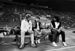 Munchen 1986 Edwin Smulders samen in het Olympisch stadion pratend met Allard Baluboer ( Fotograaf V.I. ) en Ruud Gullit
