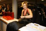 Amsterdam 7 december 2006
Miljonairfair in de rai in amsterdam.Inge Ipenburg voor orange babies bij garderobe