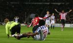 Eindhoven, 20 Januari 2007 Eerste wedstrijd na winterstop Kompetitiewedstrijd tussen PSV-SC Heerenveen, eindstand 3-1 Seizoen2006/2007
Jefferson Farfan wordt onderuit gehaald en krijgt een penalty
CalvinJong-A-Pin krijgt rood