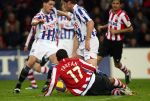 Eindhoven, 20 Januari 2007 Eerste wedstrijd na winterstop Kompetitiewedstrijd tussen PSV-SC Heerenveen, eindstand 3-1 Seizoen2006/2007
Jefferosn Farfan in duel met Michel Dingsdag en Michel Breuer