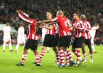 Eindhoven, 25 November 2006
PSV-FC Utrecht, eindstand 5-0 Kompetitie Seizoen 2006/2007
Jefferson Farfan wordt gehuldigd door Jimmy Simons, Alex PSV, Phillip Cocu, Ibrahim Afellay en Arouna Kone
Foto Ronald Otter