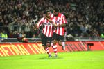 Eindhoven, 25 November 2006
PSV-FC Utrecht, eindstand 5-0 Kompetitie Seizoen 2006/2007
Jefferson Farfan wordt gefeliciteerd door Patrick Kluivert
Foto Ronald Otter