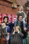 Amsterdam 28 december 2006
Premiere de reuzenkrokodil. Marco Borsato met leontine en Luca Senna en Jada
