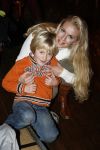 Amsterdam 28 december 2006
Premiere de reuzenkrokodil. Mandy Huydts met zoon Bram