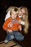 Amsterdam 28 december 2006
Premiere de reuzenkrokodil. Mandy Huydts met zoon Bram