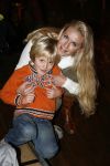 Amsterdam 28 december 2006
Premiere de reuzenkrokodil. Mandy Huydts met zoon Bram