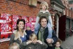 Amsterdam 28 december 2006
Premiere de reuzenkrokodil. Marco Borsato met leontine en Luca Senna en Jada