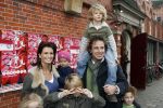 Amsterdam 28 december 2006
Premiere de reuzenkrokodil. Marco Borsato met leontine en Luca Senna en Jada