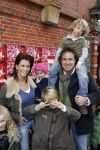 Amsterdam 28 december 2006
Premiere de reuzenkrokodil. Marco Borsato met leontine en Luca Senna en Jada