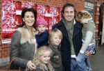 Amsterdam 28 december 2006
Premiere de reuzenkrokodil. Marco Borsato met leontine en Luca Senna en Jada