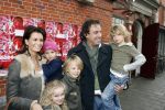 Amsterdam 28 december 2006
Premiere de reuzenkrokodil. Marco Borsato met leontine en Luca Senna en Jada