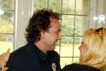 Blaricum 29 april 2004
Marco Borsato krijgt Koninklijke onderscheiding. Marco Met zijn moeder Mary