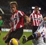 Eindhoven, 20 Januari 2007 Eerste wedstrijd na winterstop Kompetitiewedstrijd tussen PSV-SC Heerenveen, eindstand 3-1 Seizoen2006/2007
Mika Vayrynen in duel met Jakob Poulsen