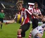 Eindhoven, 20 Januari 2007 Eerste wedstrijd na winterstop Kompetitiewedstrijd tussen PSV-SC Heerenveen, eindstand 3-1 Seizoen2006/2007
Mika Vayrynen in duel met Jakob Poulsen