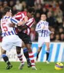 Eindhoven, 20 Januari 2007 Eerste wedstrijd na winterstop Kompetitiewedstrijd tussen PSV-SC Heerenveen, eindstand 3-1 Seizoen2006/2007
Patrick Kluivert in duel met Michael Dingsdag