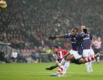Eindhoven, 23 December 2006 Kompetitiewedstrijd PSV-Willem II , eindstand 4-0 Seizoen 2006/2007
Patrick Kluivert in duel met Ibrahim Kargbo